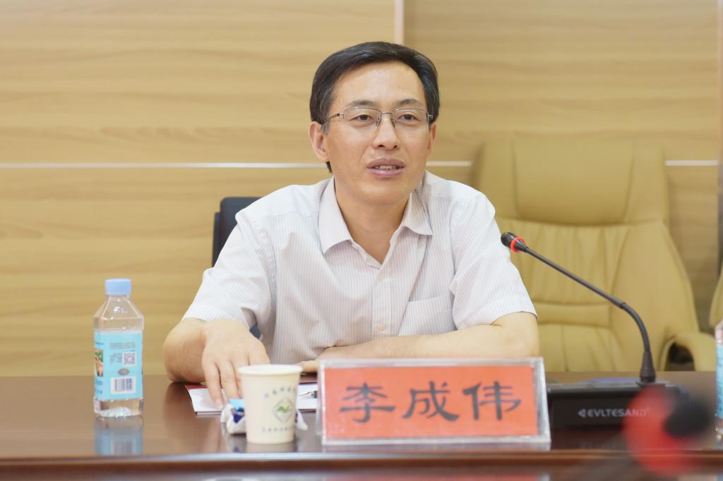 校长李成伟讲话