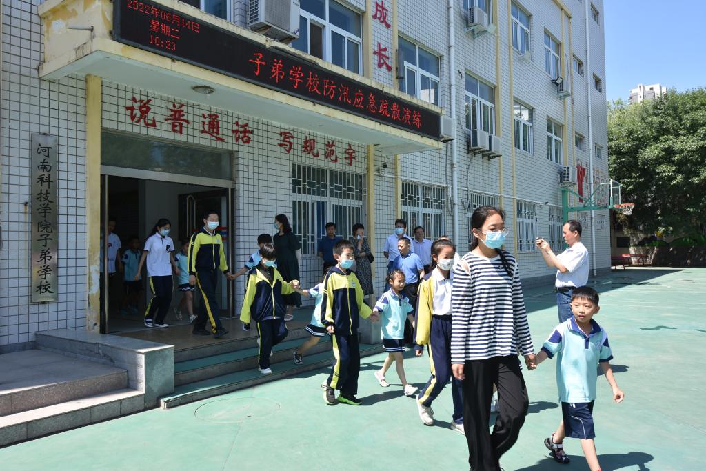 演练现场之疏散学生