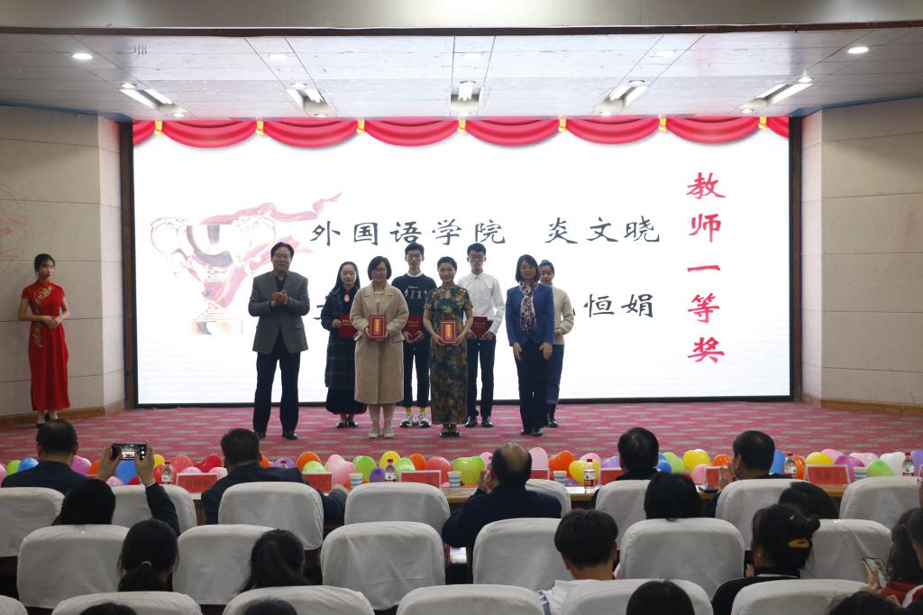 副校长冯启高、王霞为获奖选手颁奖