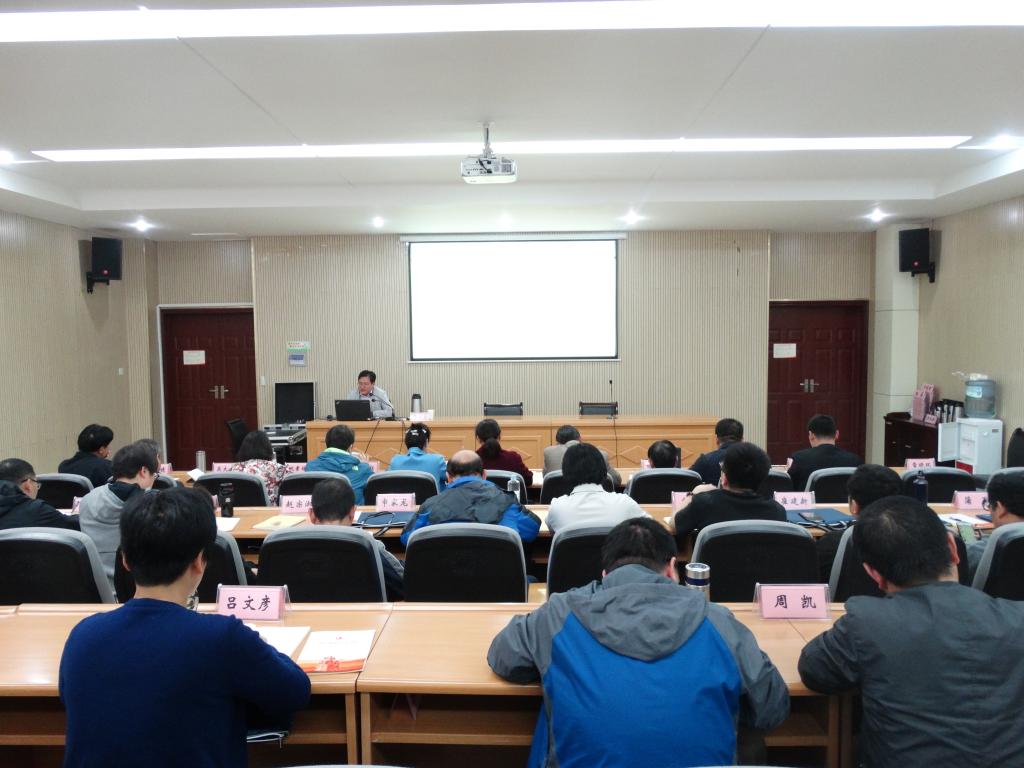培训学员聆听报告