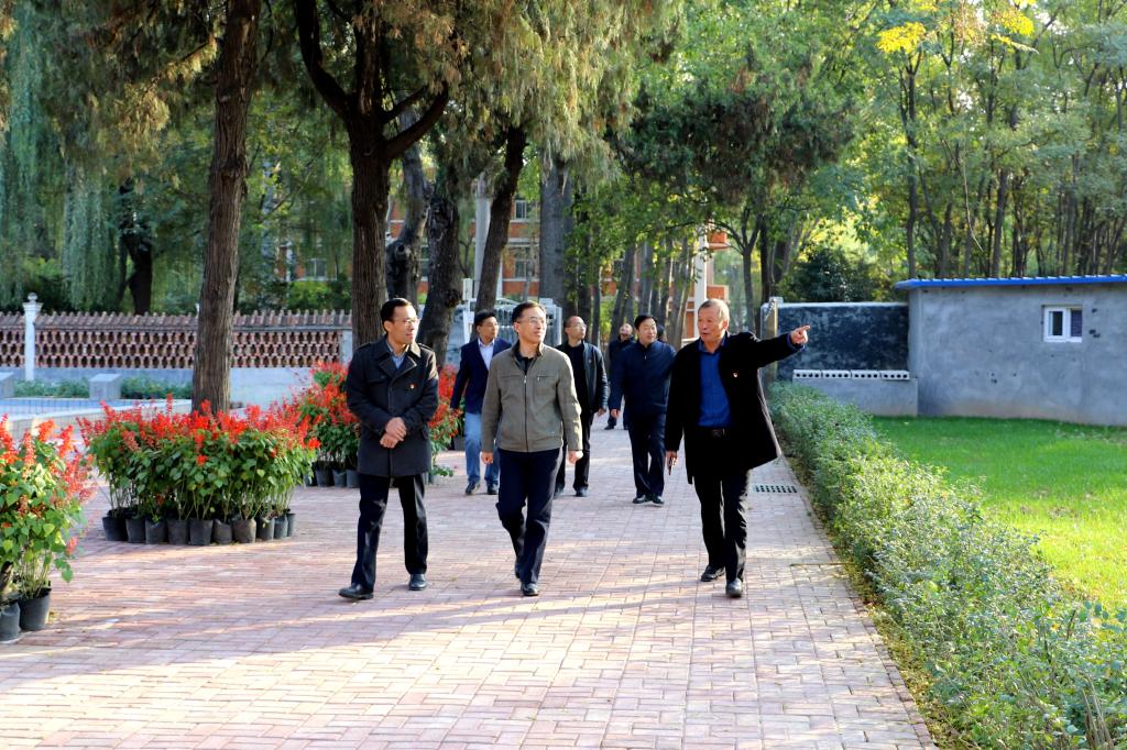 校长李成伟实地察看高职学院校园环境