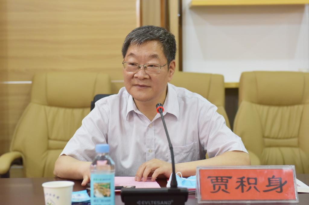 副校长贾积身主持会议