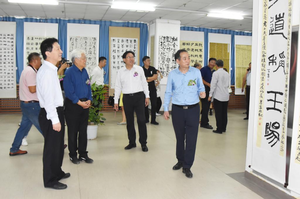 校党委书记周志远一行浏览书画作品