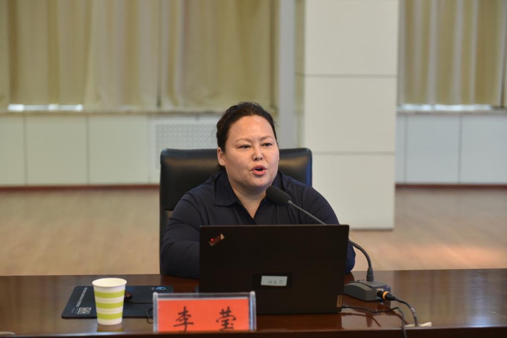 新乡县委党校党委书记、常务副校长李莹作报告